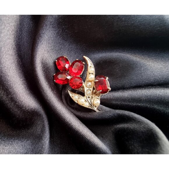 Rare Find Vintage CORO Signed Tiny Red Rhinestones Gold Tone Faux Pearls Brooch - Picture 2 of 6